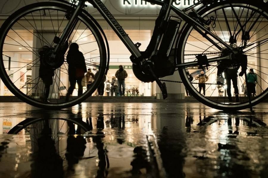 電動自転車は雨の日に乗ったり、雨ざらしで保管して良いの？ - NaiciBike-Japan